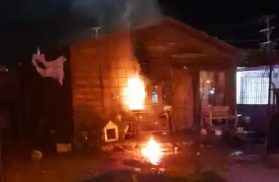 Tres botellas con combustible y una casa en llamas: la pista que ahora revisa la Policía