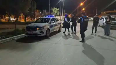 Fue a defender a su novio, atacó a rasguños a un policía y terminó esposada