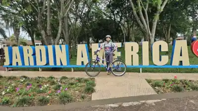 Recorrió miles de kilómetros en bici desde Medellín y una amistad lo trajo a Misiones