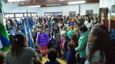 La escuela de Colonia Suiza que crece sin un lugar donde los chicos hagan Educación Física