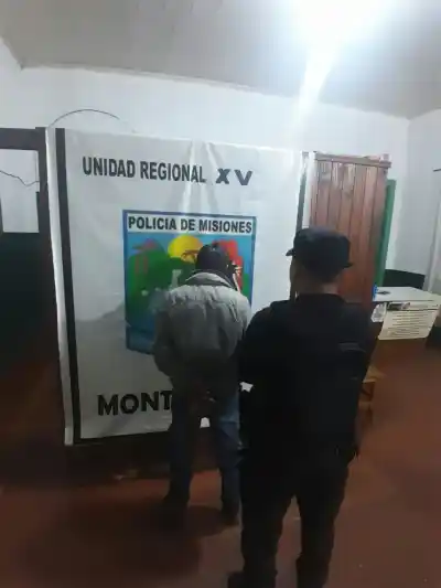 La amenazó con un machete en un camino vecinal y la policía fue a su casa: lo que encontraron