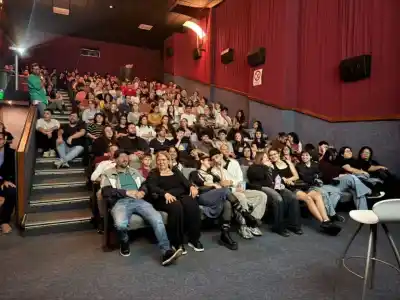 Llenó dos salas, pero cientos quedaron afuera: el estreno obereño que desbordó el Cine Teatro