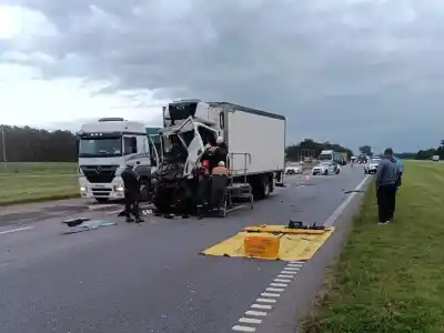 Ruta 9: dos camiones chocaron de madrugada y uno de los conductores terminó atrapado en la cabina