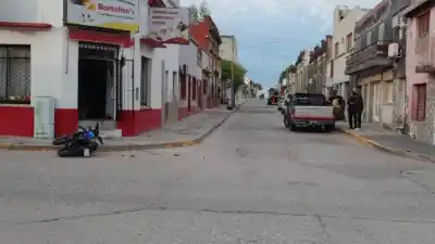 Iba a trabajar en su moto y terminó con una fractura grave: lo que hallaron en plena calle