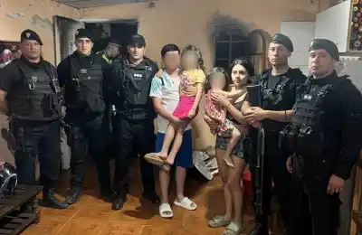 Motoristas policiales entraron a una casa en llamas y sacaron a cuatro personas dormidas