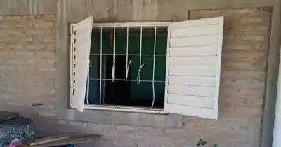 Entraron por la ventana de una casa en Rawson y se llevaron hasta las mochilas de los chicos