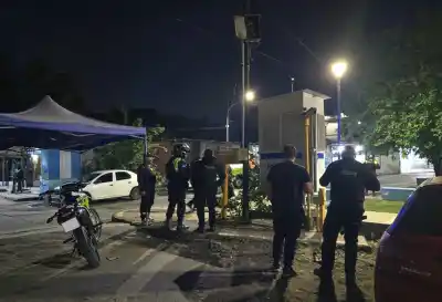 Un policía disparó en la garita de El Bajo y su compañero terminó internado en grave estado