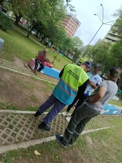 Encontró a un abuelo de 82 años perdido en la plaza y lo que hizo después conmovió a la ciudad