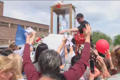 La Virgen del Rosario llegó a San Agustín y una imagen conmovió a todos