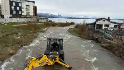 El arroyo Ñireco tenía un obstáculo bajo el agua: lo sacaron después de las lluvias