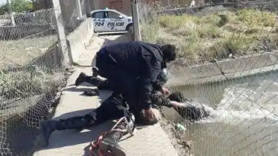 Se arrojó al Canal de la Muerte en Perico y los vecinos empezaron a gritar