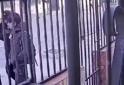 A plena luz del día, un chico iba a la escuela y un desconocido lo frenó en Lavalle al 800