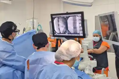 El Castro Rendón hizo historia: operaron una hernia de médula por un corte de un centímetro