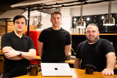 Se cansaron de vender humo en el mundo corporativo y hoy su startup factura un millón de dólares: el detalle que los hace únicos