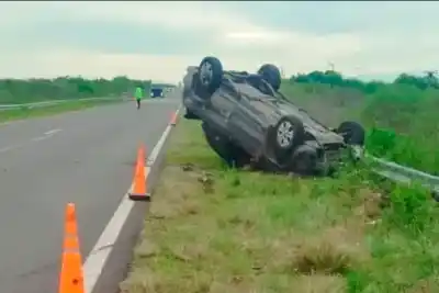 Iba en su camioneta por la Ruta 127 y el sobrepaso de un camión terminó con él en el hospital