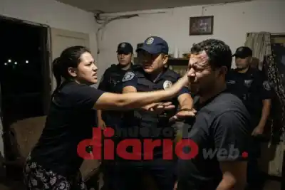 Fue a la comisaría por su ex, volvió con los policías y terminó con la cara ardiendo