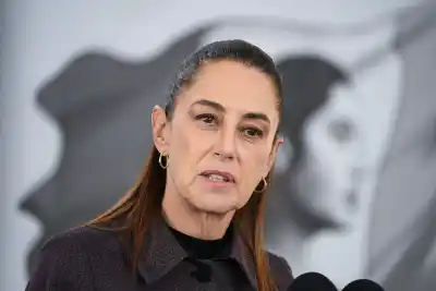 Sheinbaum firmó el decreto que les cierra la puerta a los candidatos con doble nacionalidad