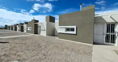 Orrego entregó 19 casas en Chimbas y adelantó dónde viene la próxima tanda