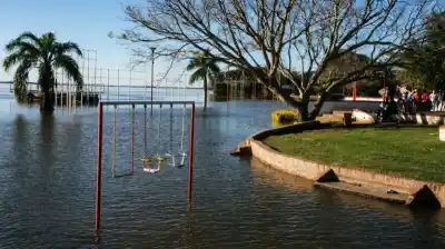El Paraná podría subir a 5,80 metros en Paso de la Patria y la defensa clave sigue sin terminar