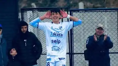 Sacó del medio, vio al arquero adelantado y la clavó de 50 metros: el golazo de un sanjuanino que dio la vuelta al país