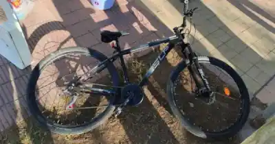 Un vecino vio a un hombre trepado al techo de una casa en Godoy Cruz y llamó a la Policía: lo atraparon cuando bajaba con una bici
