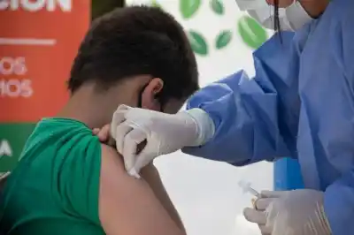 Alerta por vacunas: solo 6 de cada 10 chicos tienen la dosis que frena una enfermedad que se creía controlada