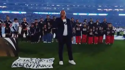 Messi y todo el plantel posaron con la bandera de Malvinas: la reacción de un diario británico que reaviva la tensión con Inglaterra