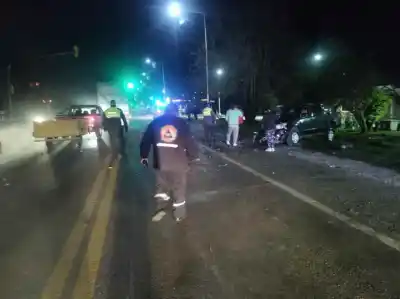 Un camión y una camioneta chocaron en la vieja ruta 38 en Monteros
