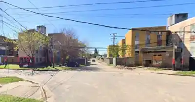 Vecinos escucharon disparos y los guiaron hasta una casa deshabitada: adentro había un hombre baleado