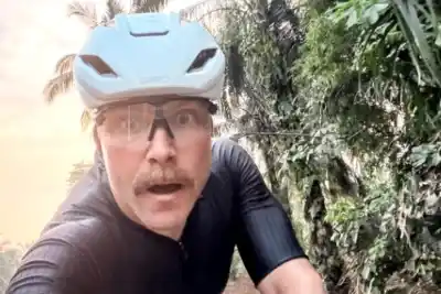 Bottas se cansó del avión: 400 km en bici para llegar al GP de Singapur