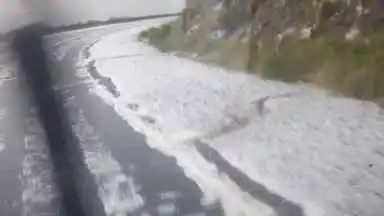 El granizo sorprendió en las Altas Cumbres: la calzada quedó blanca y los autos no pudieron esquivarlo
