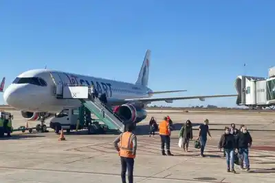 Iban a Salta en un vuelo de Jetsmart y terminaron amenazados con ser bajados del avión