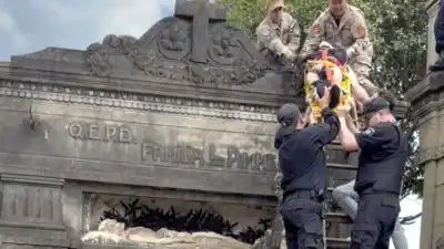 Se escapó por una ventana, lo buscaron tres días y lo encontraron arriba de un mausoleo