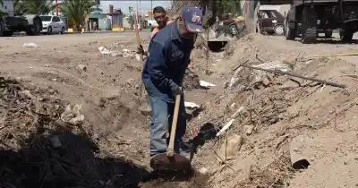 Rivadavia mete mano en un desagüe que estuvo tapado años: los barrios que dejarán de inundarse