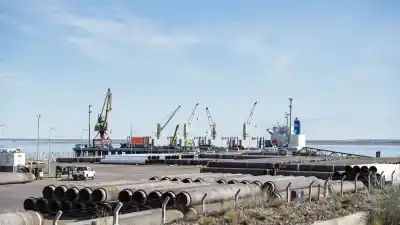 Llegaron a Río Negro las dos monoboyas clave para exportar el crudo de Vaca Muerta