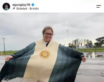 El poncho que lució La Sole en el Monumental terminó en manos inesperadas: el gesto de un defensor para su mamá