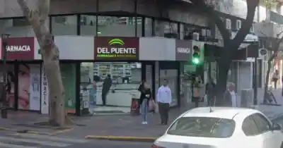 Una empleada alertó a la policía apostada en la vereda: lo que intentó llevarse una mujer de una farmacia