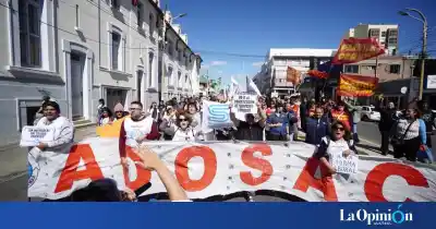 Los docentes de Santa Cruz se cansaron de esperar y van por la obra social