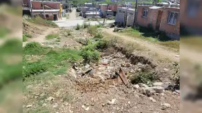 Viven entre pozos y a oscuras: la calle que se convirtió en un río cada vez que llueve