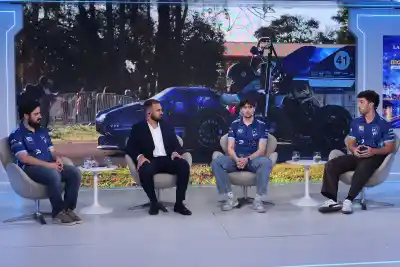 Ocho estudiantes de la UBA construyeron un auto de carrera y lo que hicieron con la bandera en Brasil sorprendió a todos
