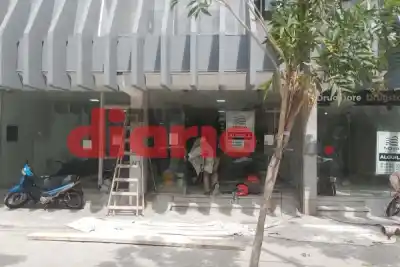 Trabajaban en un andamio en el centro y terminaron los dos en el suelo