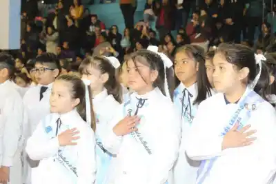 “El compromiso patriótico: Juramento a la Bandera por alumnos de cuarto grado”