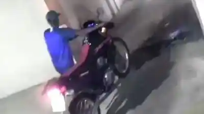 Dejó la moto en la vereda, entró al baño y los vecinos vieron algo que no podía creer
