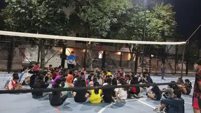 La cancha de vóley de Alto Comedero está impecable, pero a los 80 chicos que la entrenan les quieren recortar los días