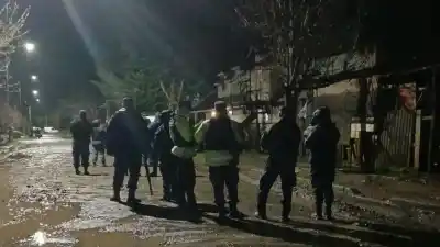 Vecinos de San Martín de los Andes se cansaron y atacaron a piedrazos la casa de un acusado de robo