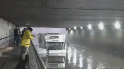 Intentó cruzar el túnel Matienzo detrás de un colectivo: el agua le cubrió la cabina