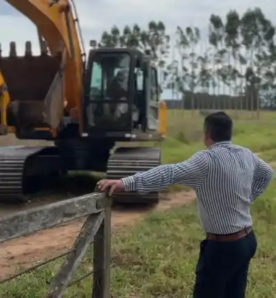 Mburucuyá sumó una excavadora y apura el escurrimiento en dos parajes