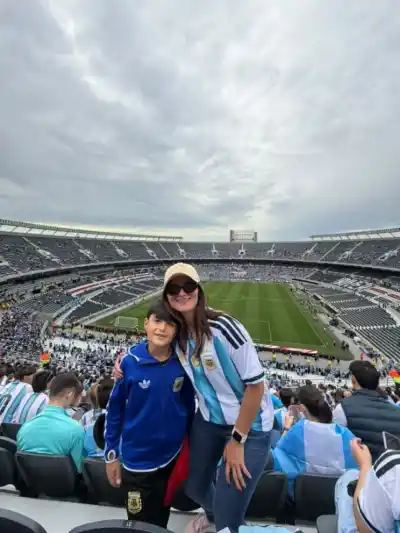 Viajó 300 km en micro con su hijo para ver a Messi: lo que vivieron en el Monumental