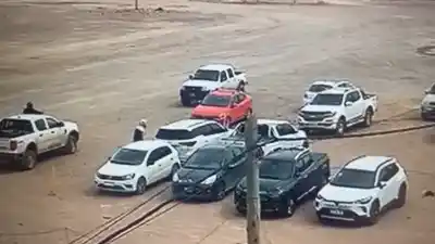 Lo esperó en la moto: el video que muestra cómo abrió una camioneta en Parque Industrial