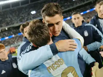 Messi le firmó la camiseta a Musso y le dejó una dedicatoria que el arquero no esperaba